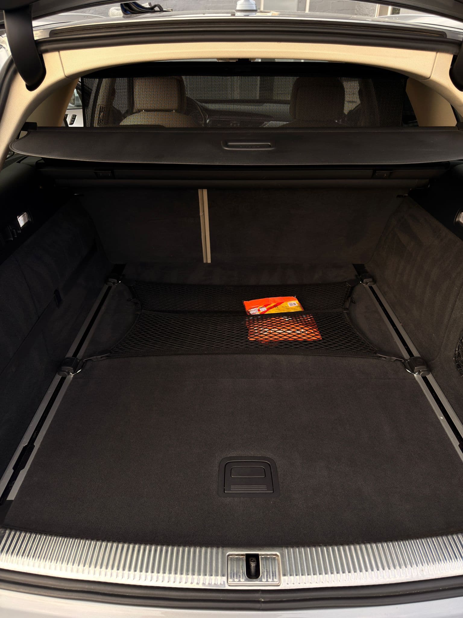 Nettoyage du coffre avec tapis de sol relevé