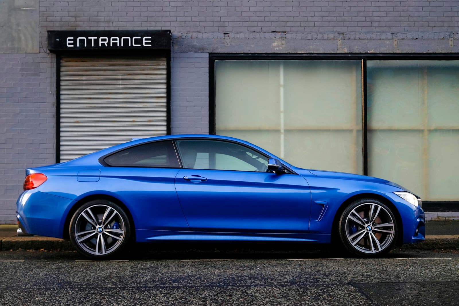 Véhicule premium prêt à partir après detailing