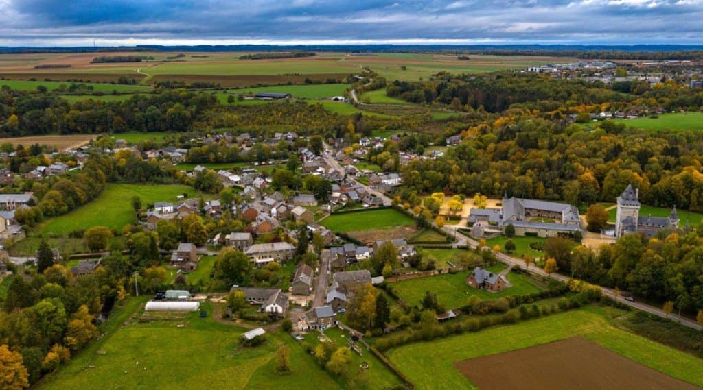 Vue aérienne de Hargimont et du château de Jemeppe
