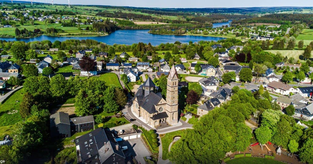 Église et lac de Bütgenbach à Havelange