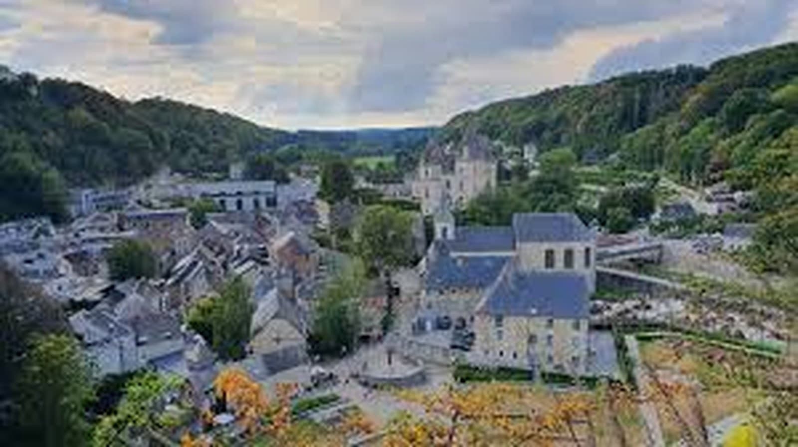 Village de Somme-Leuze et le château de Durbuy en Ardenne